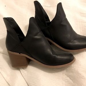 Ankle booties with slits. 7.5